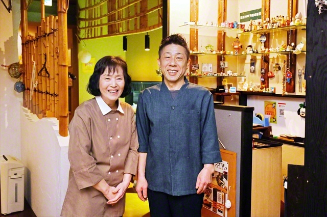 自らアレンジした調味料で、至高の味わいを提供する牧野さん㊨と妻・俊江さん