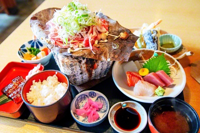 季節の味が楽しめる「熊の島御膳」。「鰻長焼き」などのメニューも