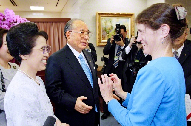 池田先生ご夫妻がワイダー博士を歓迎。博士は「私も平和の建設者として全力を尽くします」と語った（2006年7月、創価大学で）