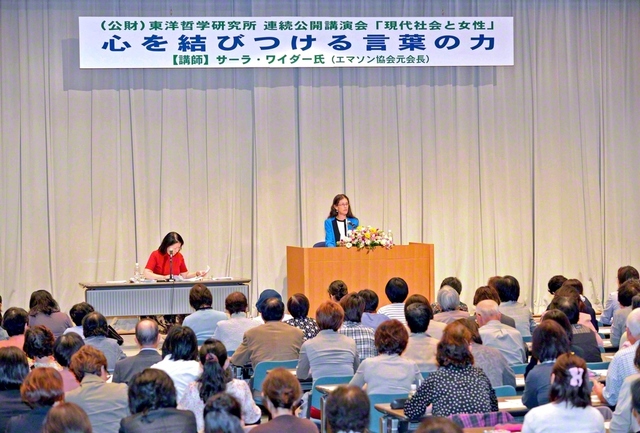 ワイダー博士が宮城・仙台市内での講演会で登壇。博士は東北各県をはじめ、各地から集った友と語り合った（2012年、10月）