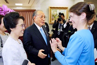 池田先生ご夫妻がワイダー博士を歓迎。博士は「私も平和の建設者として全力を尽くします」と語った（2006年7月、創価大学で）