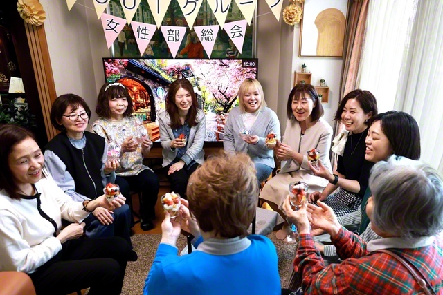 にぎやかに開かれた北大阪総県・上井グループの集い。紙コップの“キャンディーバスケット”作りや、フルーツなどを飾り付ける“プチパフェ”作りを行った（城東区内で）