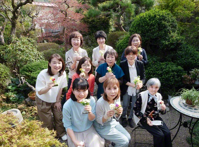 東京の青梅総区・奥多摩支部の須﨑グループの友が笑顔で記念のカメラに