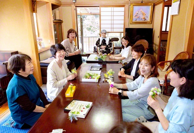 那須女性部長が参加した東京・青梅総区の須﨑グループの総会。少人数だからこそ、じっくりと語り合い、信頼の絆を強められる（奥多摩町内で）