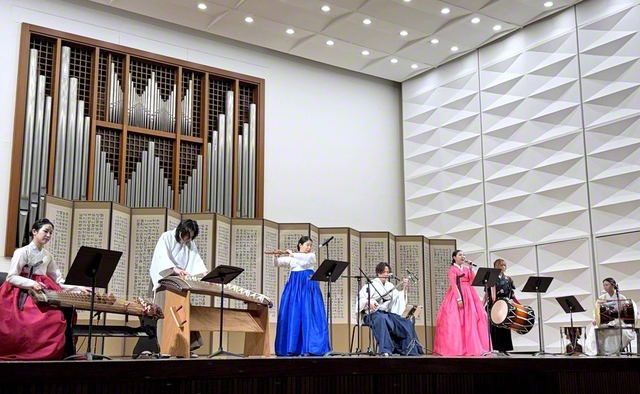 ソウル公演では、三味線の軽快な旋律をはじめ、日本の楽器の力強い響き、韓国の竹の横笛「テグム」の美しい音律が会場を魅了した（5日、ソウルで）