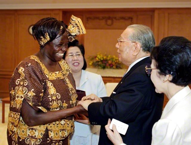 マータイ博士を旧・聖教新聞本社に迎えて（2005年2月18日）