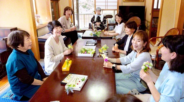 那須女性部長が参加した東京・青梅総区の須﨑グループの総会。少人数だからこそ、じっくりと語り合い、信頼の絆を強められる（奥多摩町内で）