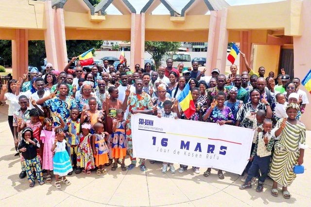 大会に参加したベナンの同志が笑顔で（同、コトヌーで）