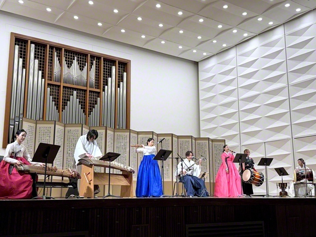 ソウル公演では、三味線の軽快な旋律をはじめ、日本の楽器の力強い響き、韓国の竹の横笛「テグム」の美しい音律が会場を魅了した（5日、ソウルで）