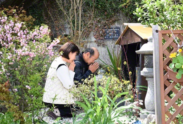 園田久美代さん㊧が夫・幸治さんと共に花で彩られた自宅の庭の一角で