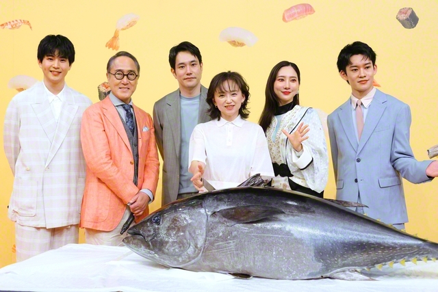 解体ショーを前に、カメラに納まる出演者。左から中沢元紀、佐野史郎、松山ケンイチ、永作博美、ファーストサマーウイカ、山時聡真