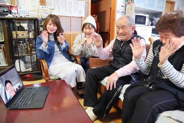 今月上旬、坂本隆博さん・悦子さん夫妻（右側の二人）らが孫の友輝さんとビデオ通話。10年前は高校2年生だった友輝さんは今、愛知で奮闘する