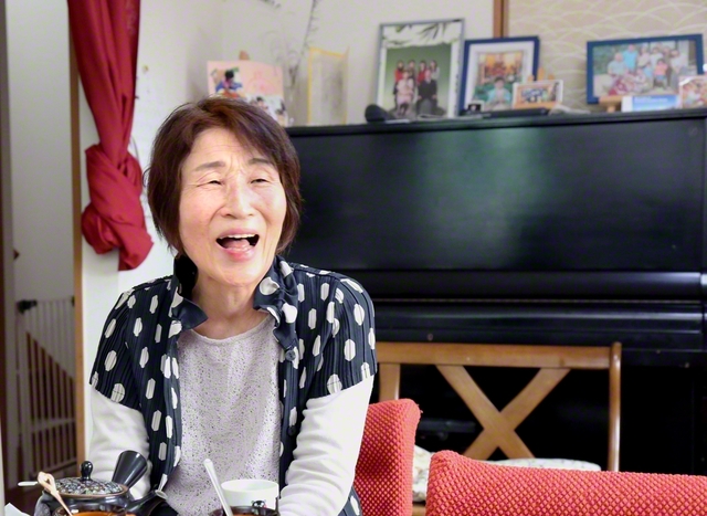 木下洋子さん（支部副女性部長）は地震の2年前に西原村へ移住。避難所ではトイレ清掃係を進んで務めた。「よき人間に」との師の指針を胸に、今も地域に尽くす