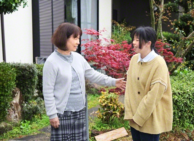 未来部の佐藤雅美さん㊨を励ます久美代さん（今月4日）