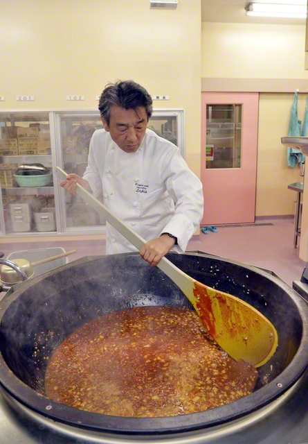 2016年4月23日、避難所となっていた村立小学校の給食室で炊き出しを行う永田智広さん