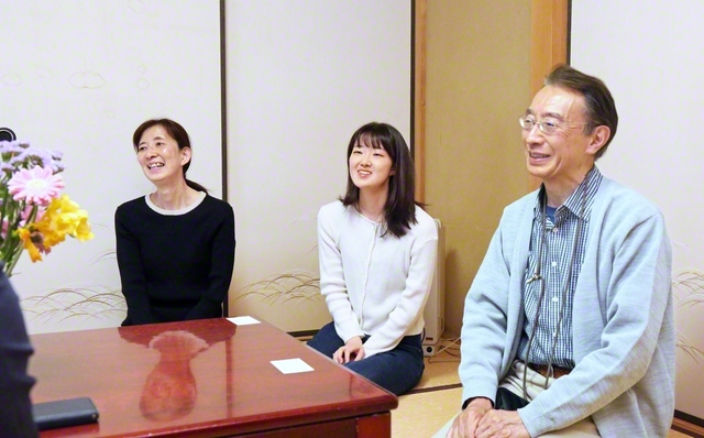 地区部長の福永哲也さん㊨と妻の治美さん㊧。次女の由美子さんは地震当時、高校3年生。現在は中学校教諭として献身する日々だ