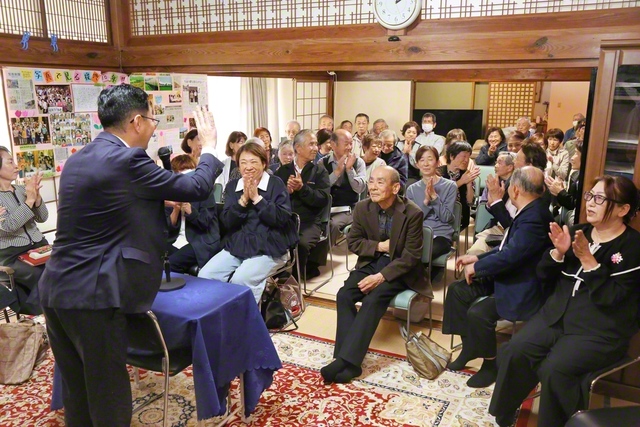 西原支部の「復興の集い」で。熊本総県の中山総県長が一人一人に声をかけ、皆で今日までの歩みをたたえ合う。永田三代支部女性部長が10年の歩みを振り返り、上村富美男さんらが体験発表。地震で亡くなられた全ての方々の冥福を祈念し、追善の勤行・唱題を行った