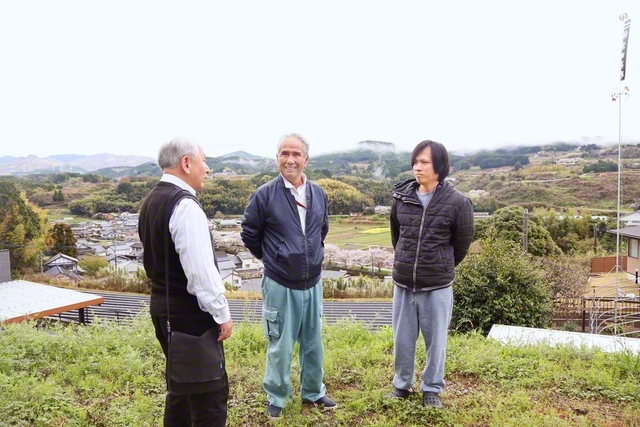 福永真一支部長㊧が壮年部の緒方一美さん㊥のもとへ。一美さんの長男・政貴さん㊨は男子地区リーダー。地震後、村の消防団員に