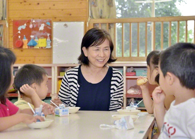2016年7月12日、保育園の園長をしていた園田久美代さんが、園児たちの輪の中へ