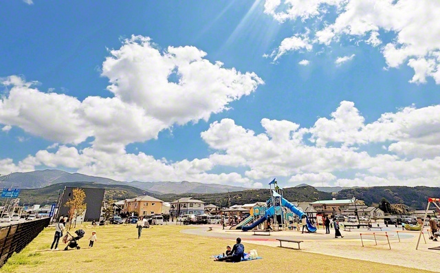 西原村の広場。障がいのある子もない子も一緒に遊べる遊具がある