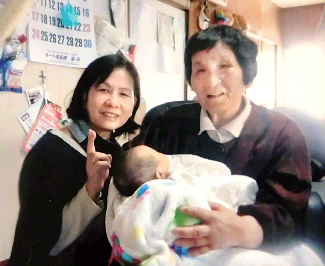 2013年に初孫を抱いた時の野田洋子さん㊨と園田久美代さん（園田さん提供）