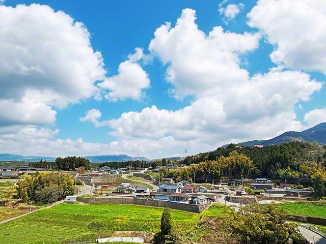 現在の西原村・大切畑集落を望む（今月5日撮影）。昔から地域の絆が強く、地震の時には家の下敷きになった9人全員を、日頃から訓練を積んでいた地元住民の力によって救出。「大切畑の奇跡」と呼ばれた