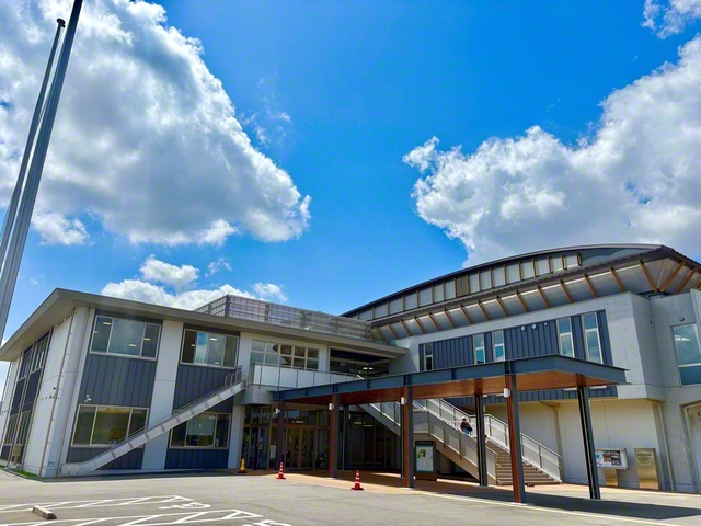 西原村の総合体育館。非常用飲料水をためる耐震性貯水槽と貯水タンクを設置し、非常用発電機や防災備蓄倉庫も整備した