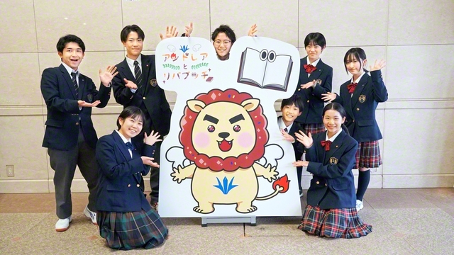 東京・創価学園の生徒がマスコットキャラクターと共に（小平市で）