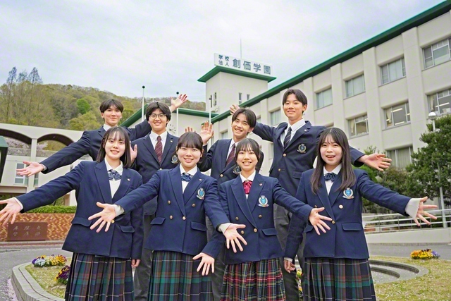 皆さんの来場を待っています！――関西創価学園生が笑顔で（大阪・交野市で）