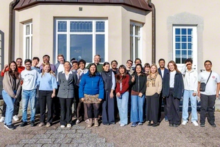 仲良きスクラムで前進するスウェーデン青年部が記念のカメラに（3月21日、スウェーデン文化会館で）