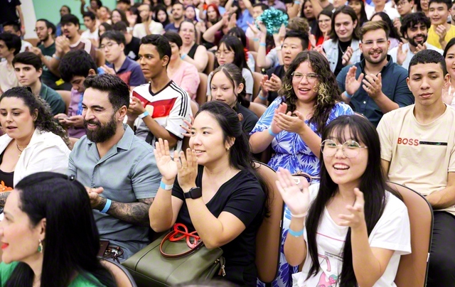 喜びが爆発した開館式。北パラナ分圏のナガフチ青年部長、アソウ副青年部長、アカギ副青年部長が、師と共に人間革命へ挑む青春をと訴えた（3月13日、ロンドリーナ創価ユース文化会館で）