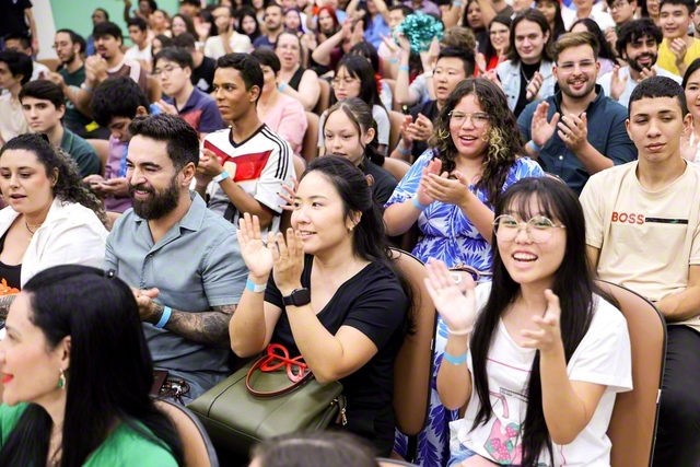 喜びが爆発した開館式。師と共に人間革命へ挑む青春を誓った（3月13日、ロンドリーナ創価ユース文化会館で）