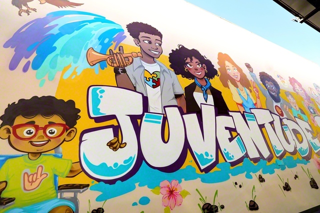 外壁を彩る鮮やかなグラフィティアート