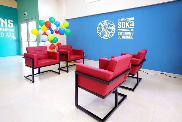 広々とした館内の懇談スペース