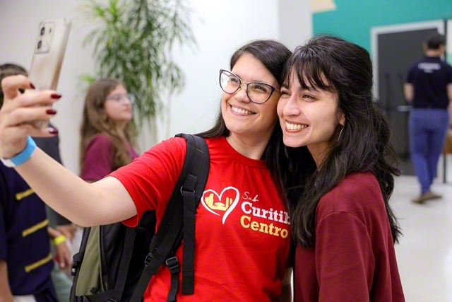 晴れの開館式を迎え、記念写真に笑顔を輝かせる友