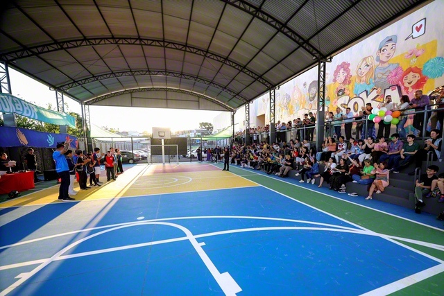 会館に隣接する屋根付きのスポーツコート