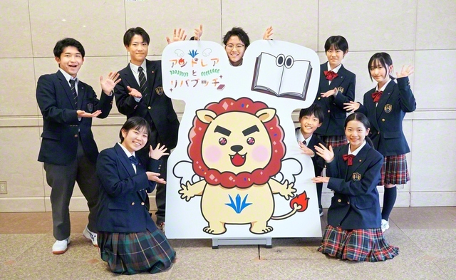 東京・創価学園の生徒がマスコットキャラクターと共に（小平市で）