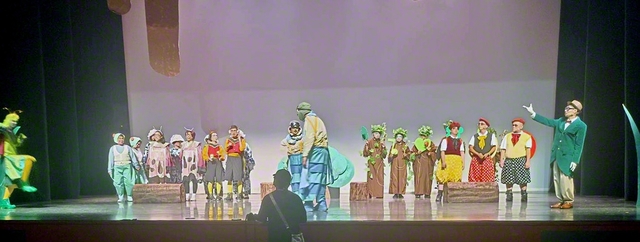 劇には、李諺泯さんをよく知る学会員も駆けつけた　