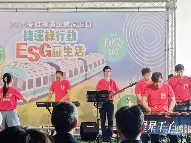 星星プリンス打楽器団でベースを演奏する李諺泯さん〈左から3人目）