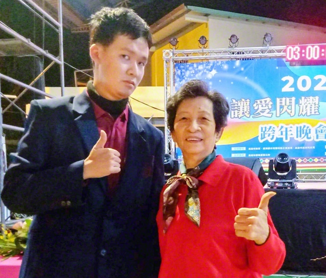 祖母・林錦盆さん㊨と