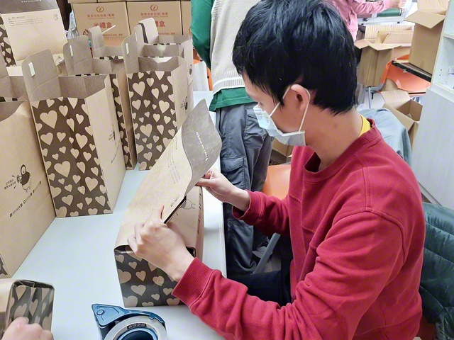 社会福利基金会で作業をする李諺泯さん