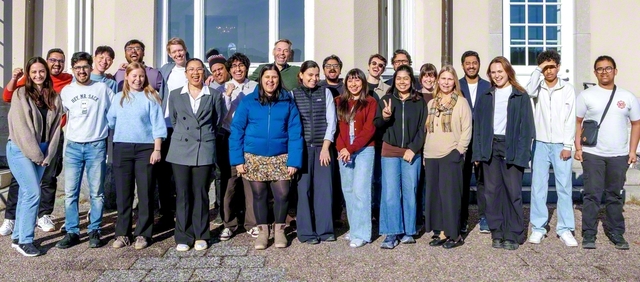 仲良きスクラムで前進するスウェーデン青年部が記念のカメラに（3月21日、スウェーデン文化会館で）