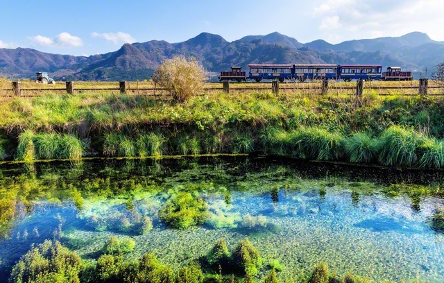 南阿蘇鉄道は立野駅と高森駅（高森町）を結ぶ全長17.7キロメートルの線路。沿線に点在する水源地やレトロで個性的な駅舎が乗客を出迎える