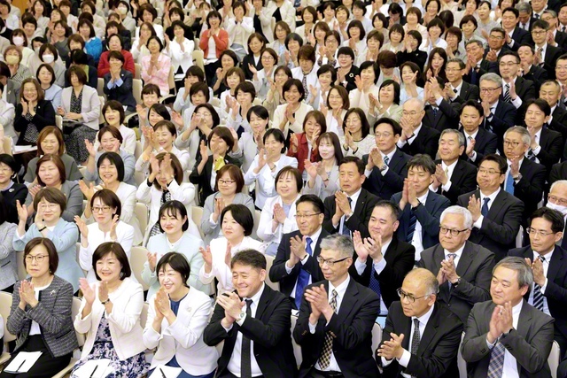 リーダー率先の「強き祈り」「勇気の拡大」「真心の励まし」で、新たな広布のうねりを起こしゆくことを固く誓った全国総県長会議（金舞会館で）