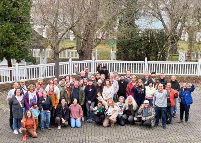 仲良き団結が光るドイツ・西方面のライン・ノルト・オスト本部の友。研修会では、有志によるピアノ演奏が花を添えた（3月14日、ヴィラ・ザクセン総合文化センターで）