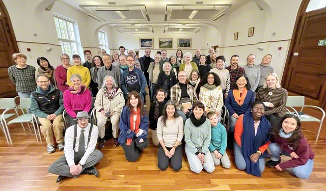 ドイツ・西方面のヴェストファーレン本部の同志が笑顔で。集いでは小グループ単位のディスカッションも行った（3月28日、ヴィラ・ザクセン総合文化センターで）