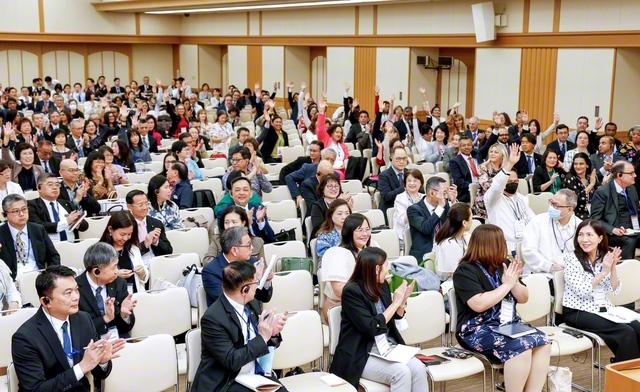 SGI春季研修会の参加者が意気高く。世界広布へ、異体同心の団結で進みゆくことを約し合った（金舞会館で）