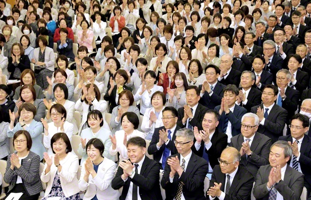 リーダー率先の「強き祈り」「勇気の拡大」「真心の励まし」で、新たな広布のうねりを起こしゆくことを固く誓った全国総県長会議（金舞会館で）