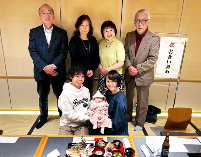 全てを受け止めてくれた吉澤さん一家と、強い信心で育ててくれた自身の家族に感謝は尽きない（前列右から時計回りに、吉澤さん、長女・ひよりちゃん、夫・光春さん、義父・春吉さん、義母・妙子さん。母・宮島久枝さん、父・悦夫さん）