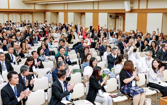 SGI春季研修会の参加者が意気高く。世界広布へ、異体同心の団結で進みゆくことを約し合った（金舞会館で）